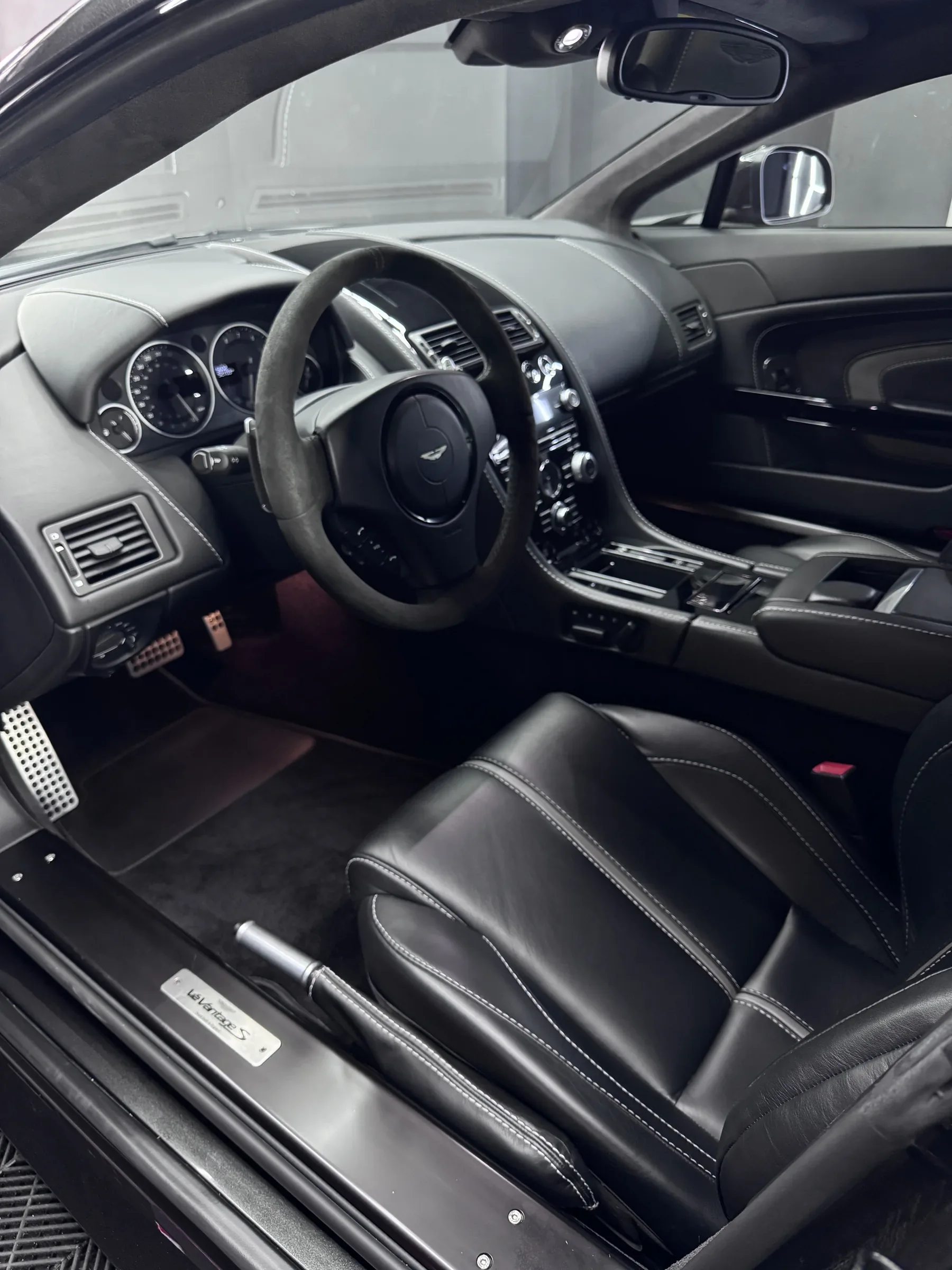 Innenraum eines Aston Martin nach der Innenraumaufbereitung