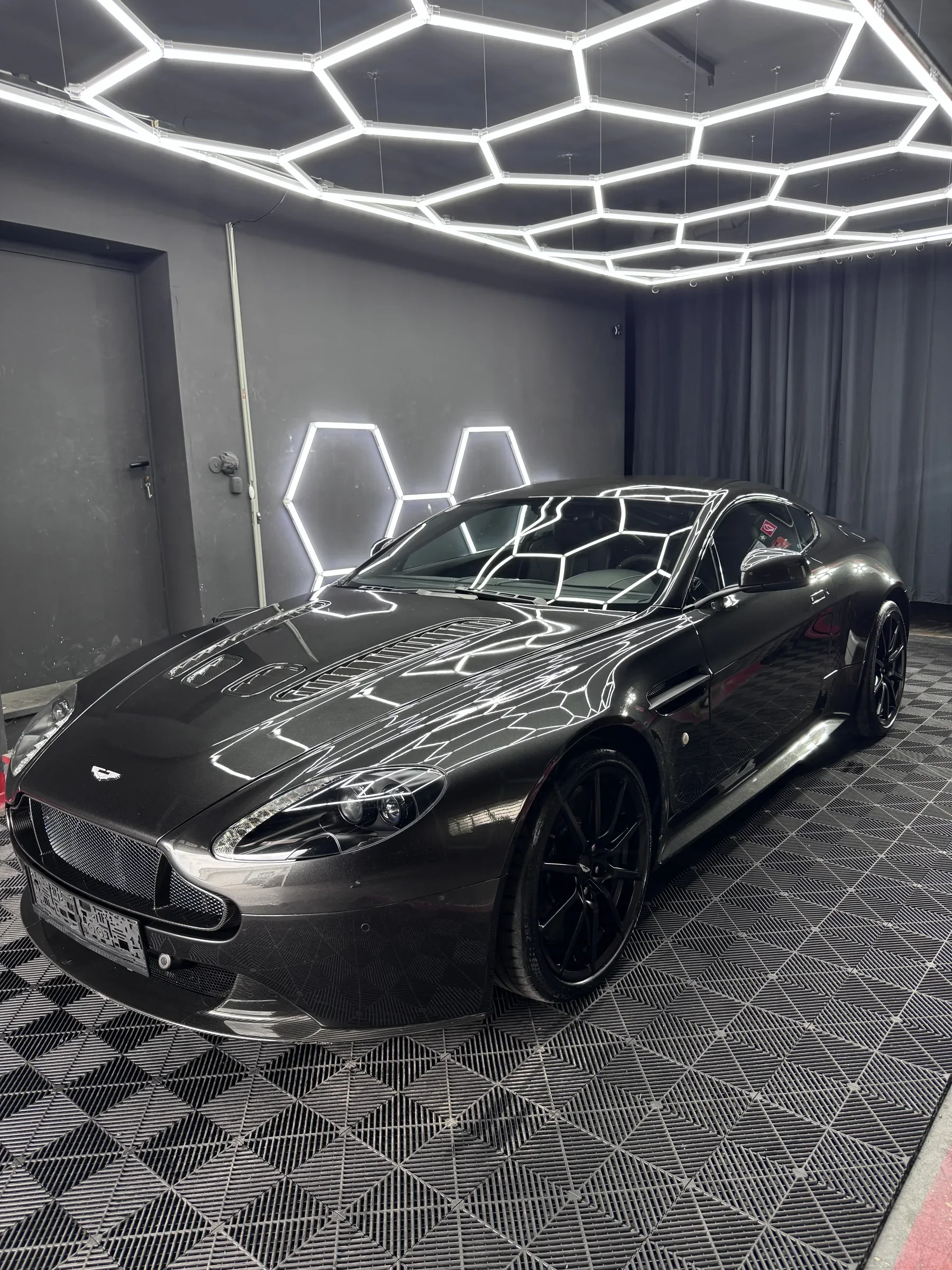 Aston Martin V12 Vantage im Studio