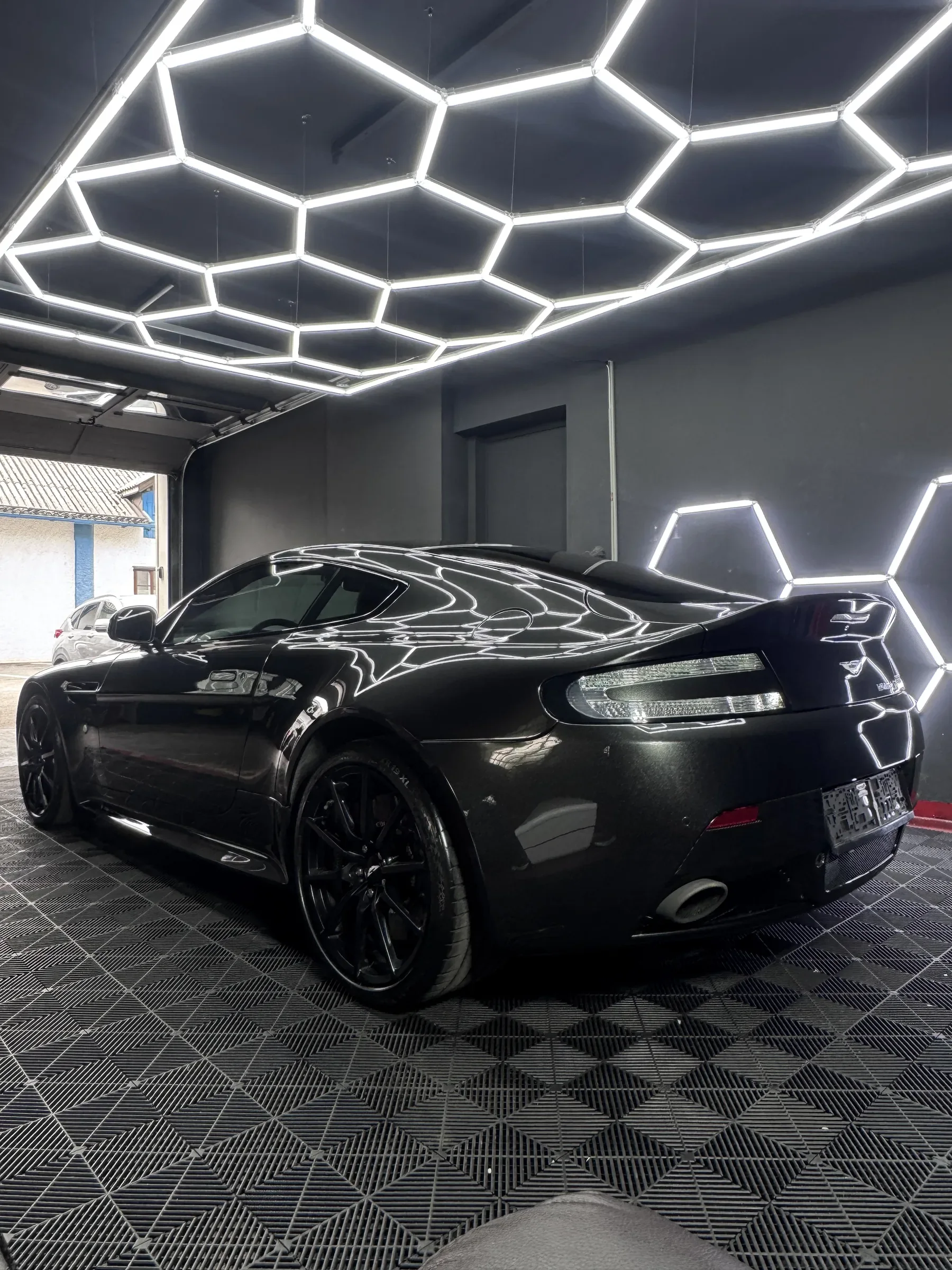 Aston Martin Heck nach Versiegelung