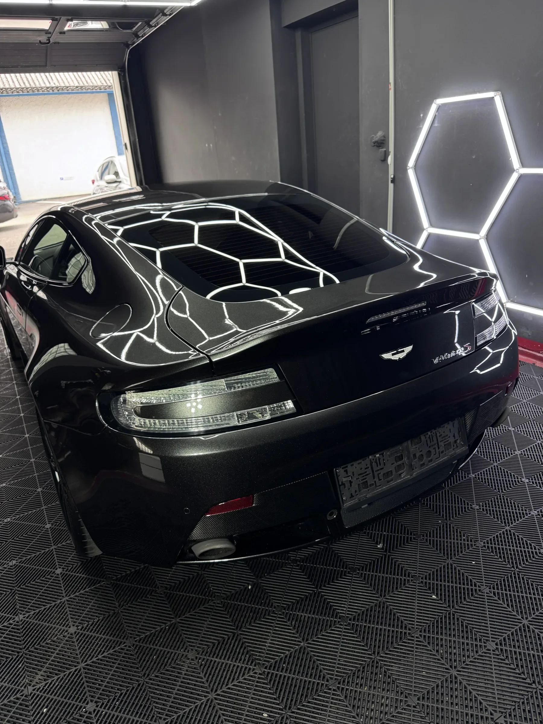 Aston Martin Vantage von hinten