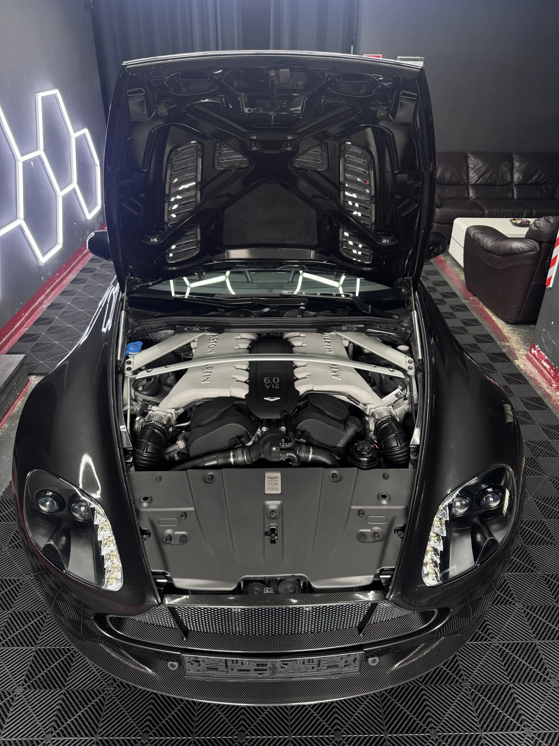 Aston Martin im DetailX-Studio, bereit zur Abholung