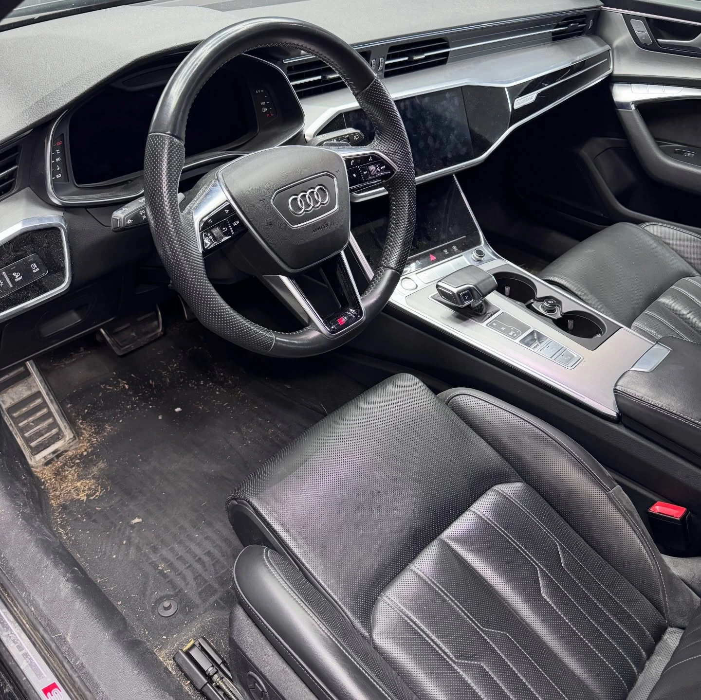 Audi A6 Innenraum vor der Aufbereitung
