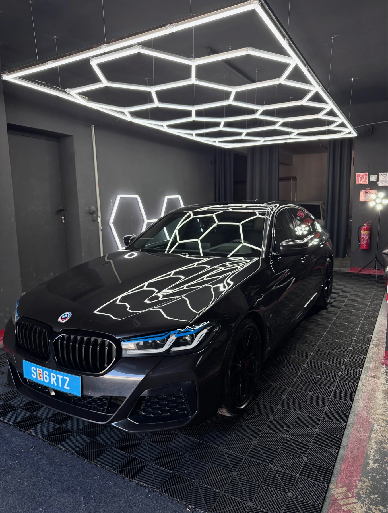 Schwarzer BMW 5er nach der Aufbereitung im Studio
