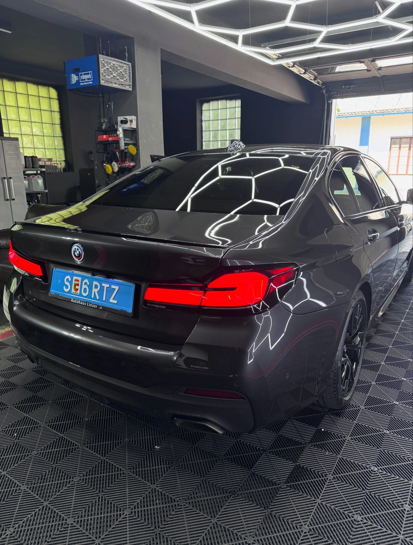 BMW 5er von hinten mit Spiegelglanz auf dem Lack