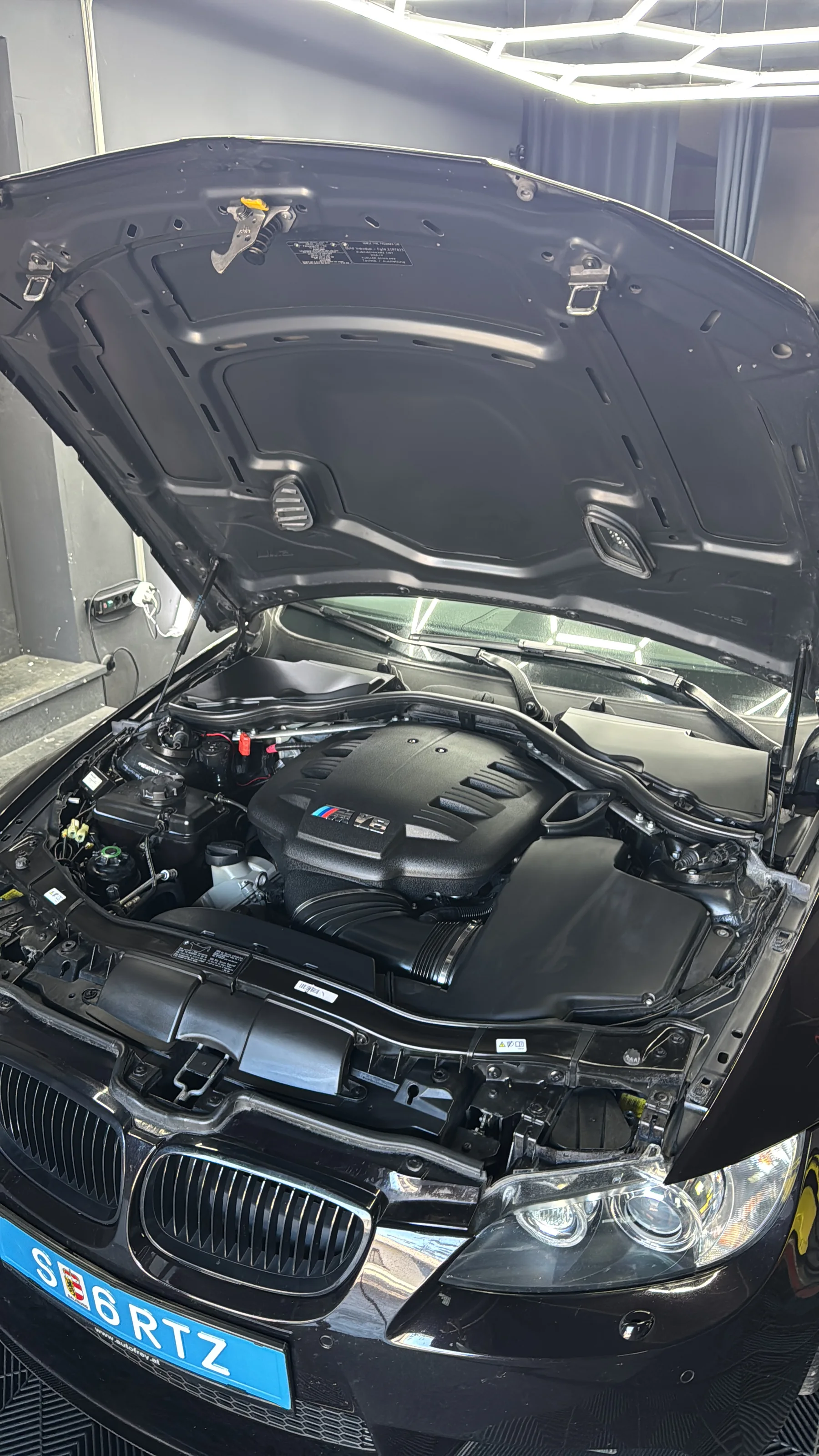 Motorraum eines BMW M nach der Motorraumreinigung