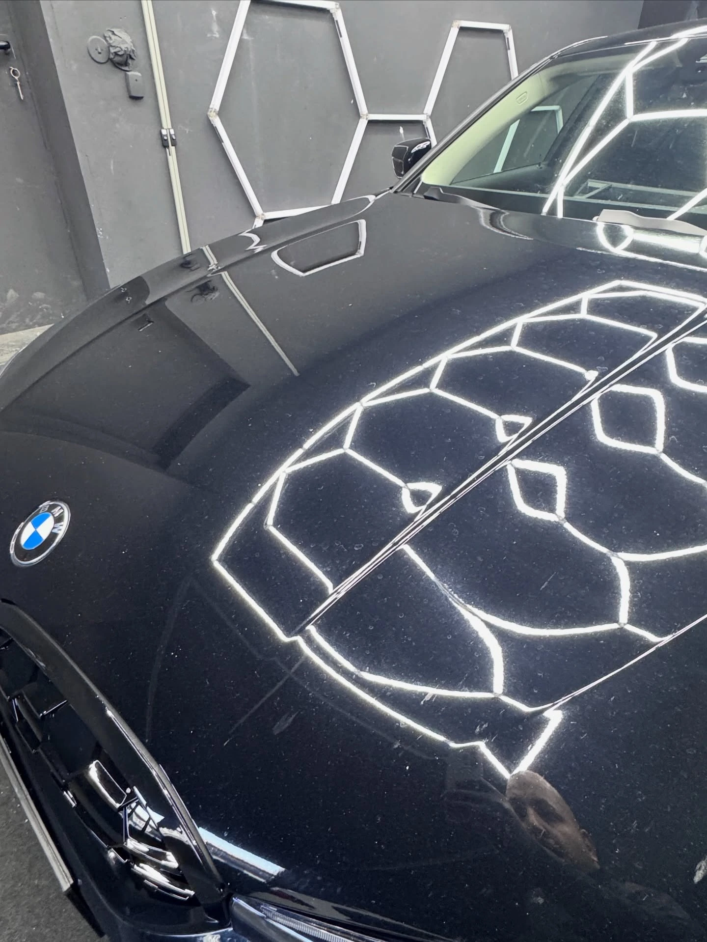 BMW Motorhaube vor der Politur