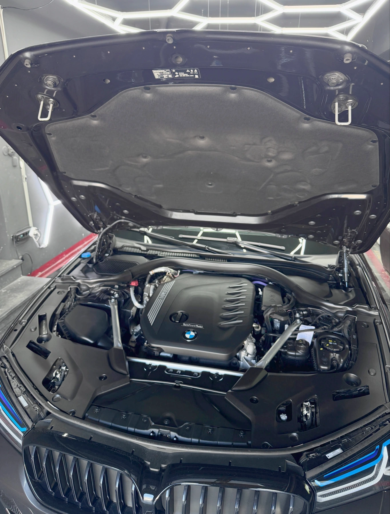 BMW Motorraum nach der Reinigung