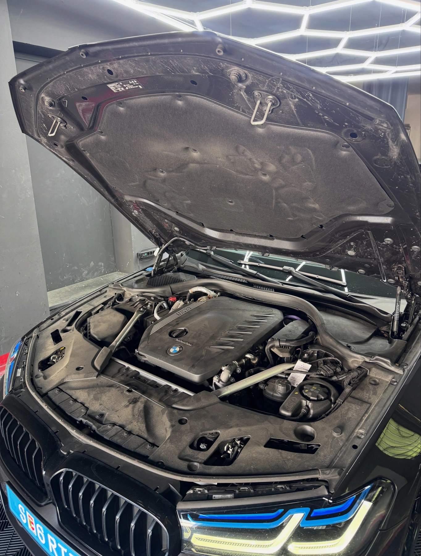 BMW Motorraum vor der Reinigung