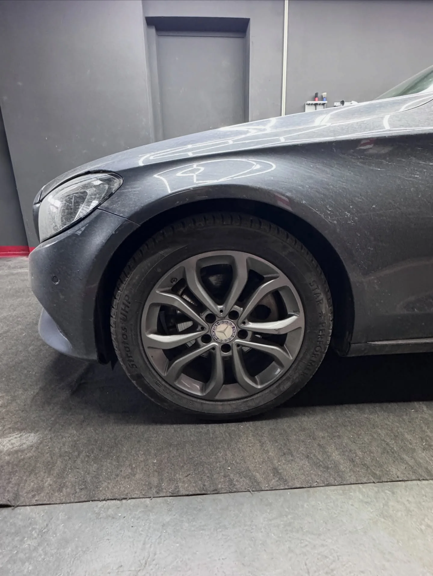 Mercedes C-Klasse vor der Aufbereitung — Kotflügel & Rad