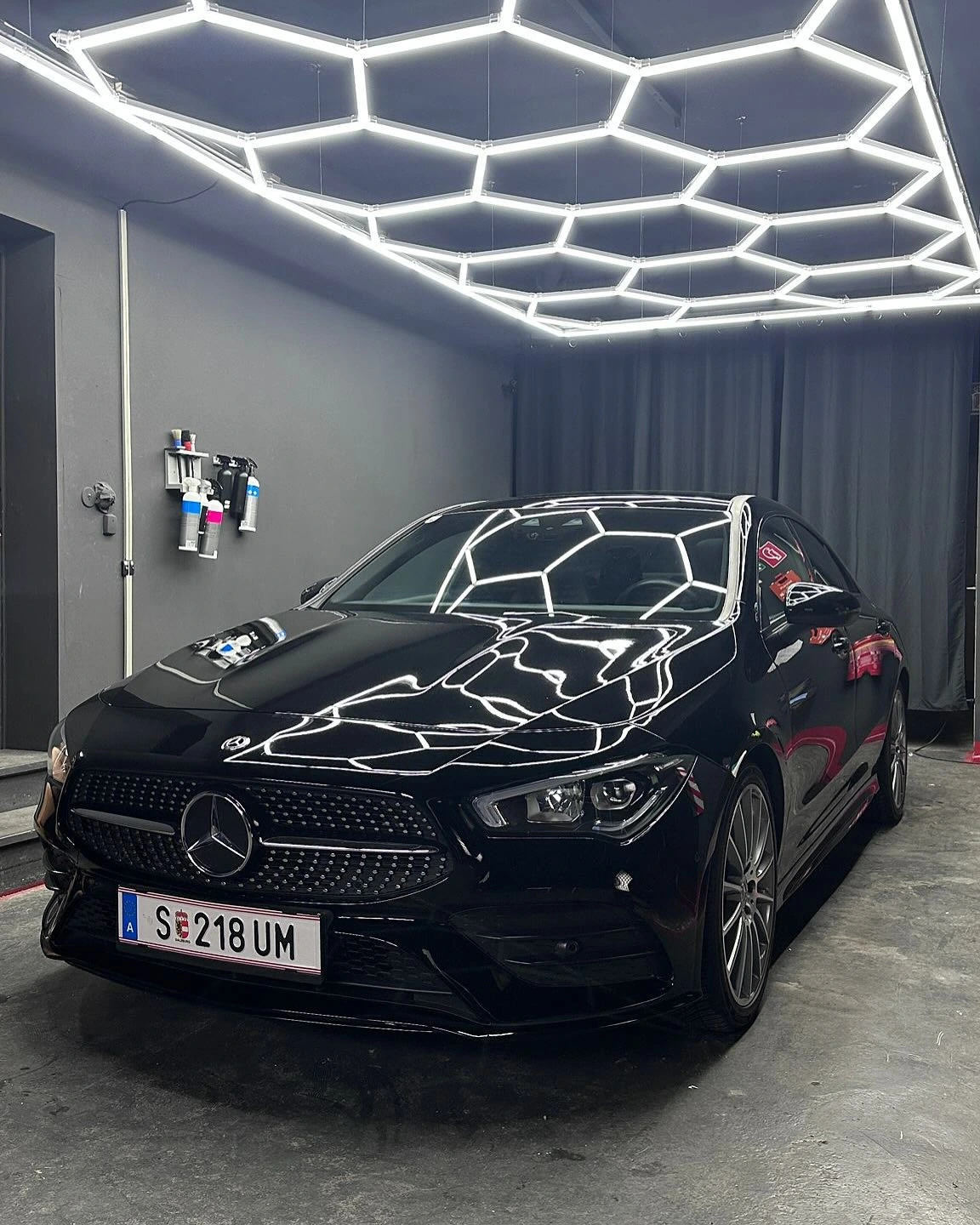 Schwarzer Mercedes CLA mit versiegeltem Lack