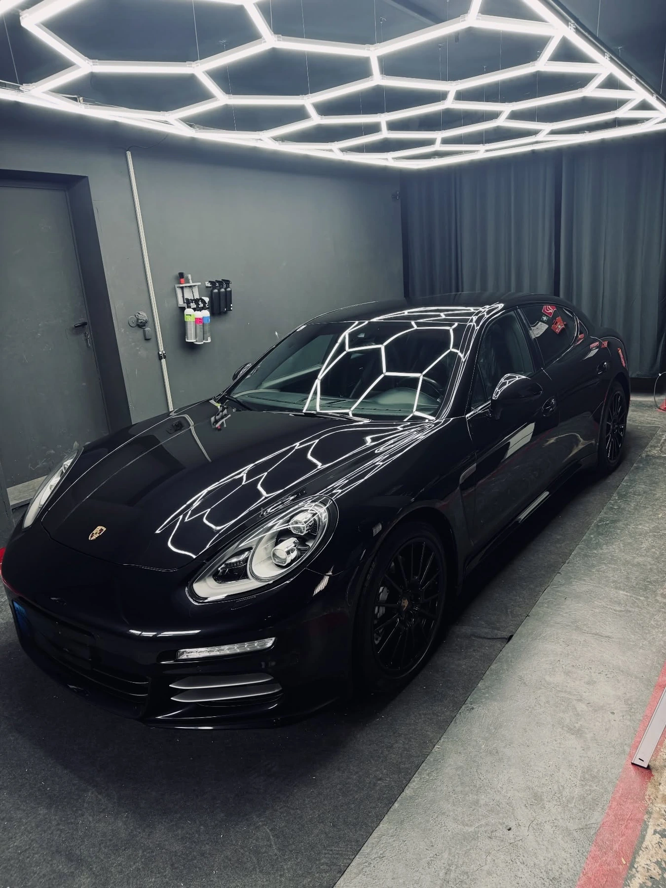 Schwarzer Porsche Panamera unter Studiolicht
